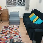 Sofa Cama Em Sala Adaptada Com Ar Condicionado
