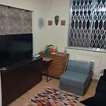 Sofa Cama Em Sala Adaptada Com Ar Condicionado